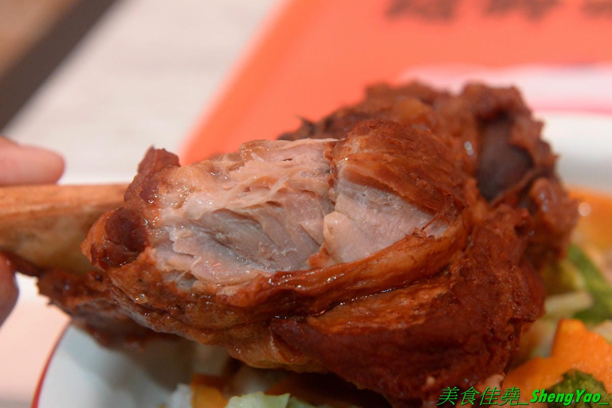 [台中北區]猪角 – 台中新開的豬腳飯專賣店,閩南口味,古法滷汁滷製,且不隔夜現滷,不吃豬腳的也有雞排、椒麻雞可以點,百元左右價格,口味不錯,裝潢很有特色,以豬為主題,店內店內到處都看得到