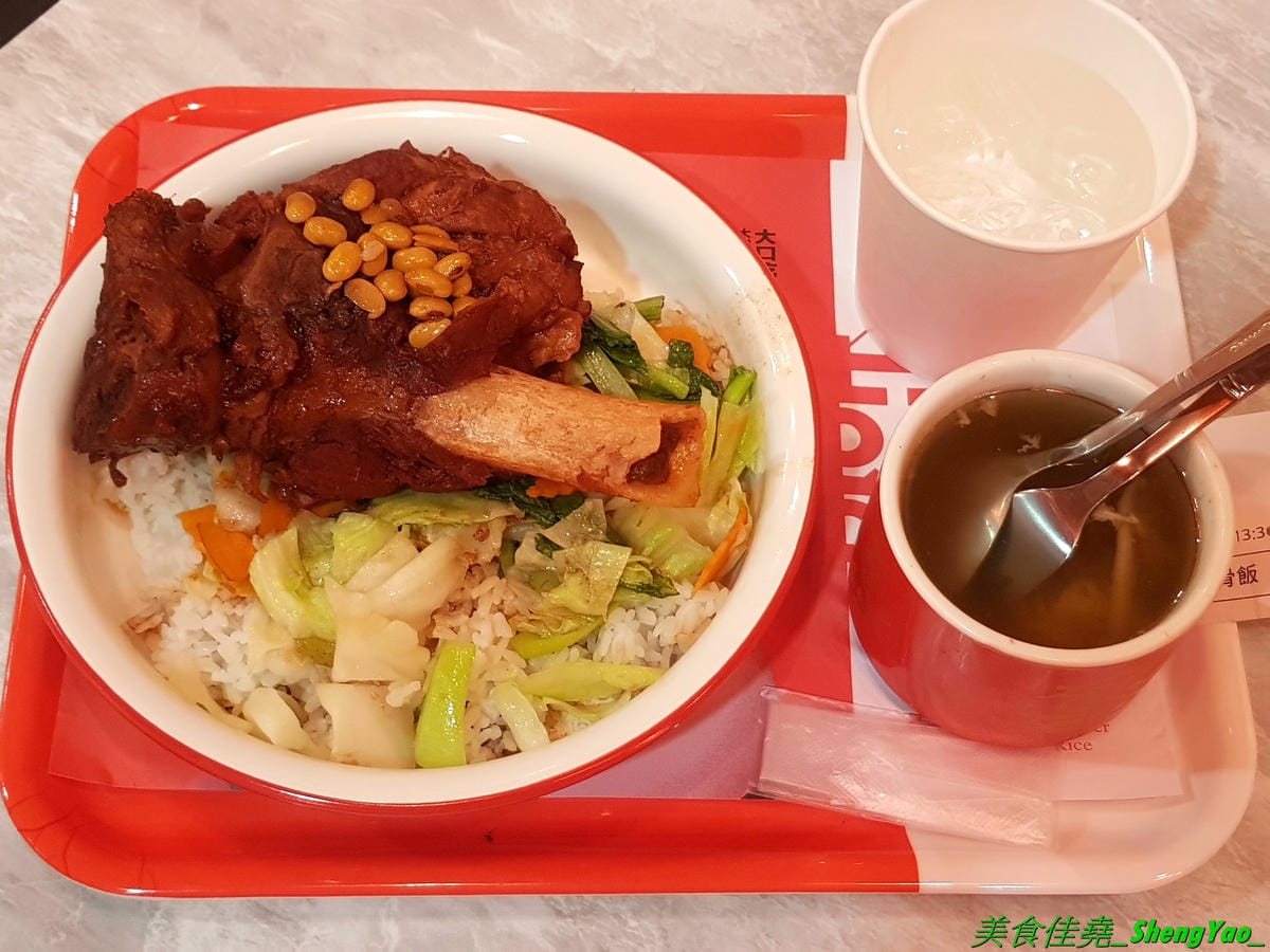 [台中北區]猪角 – 台中新開的豬腳飯專賣店,閩南口味,古法滷汁滷製,且不隔夜現滷,不吃豬腳的也有雞排、椒麻雞可以點,百元左右價格,口味不錯,裝潢很有特色,以豬為主題,店內店內到處都看得到