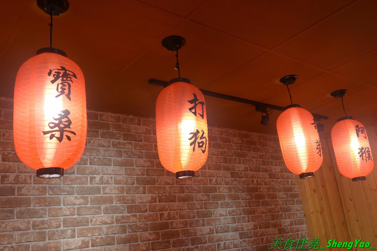 [台中北區]猪角 – 台中新開的豬腳飯專賣店,閩南口味,古法滷汁滷製,且不隔夜現滷,不吃豬腳的也有雞排、椒麻雞可以點,百元左右價格,口味不錯,裝潢很有特色,以豬為主題,店內店內到處都看得到