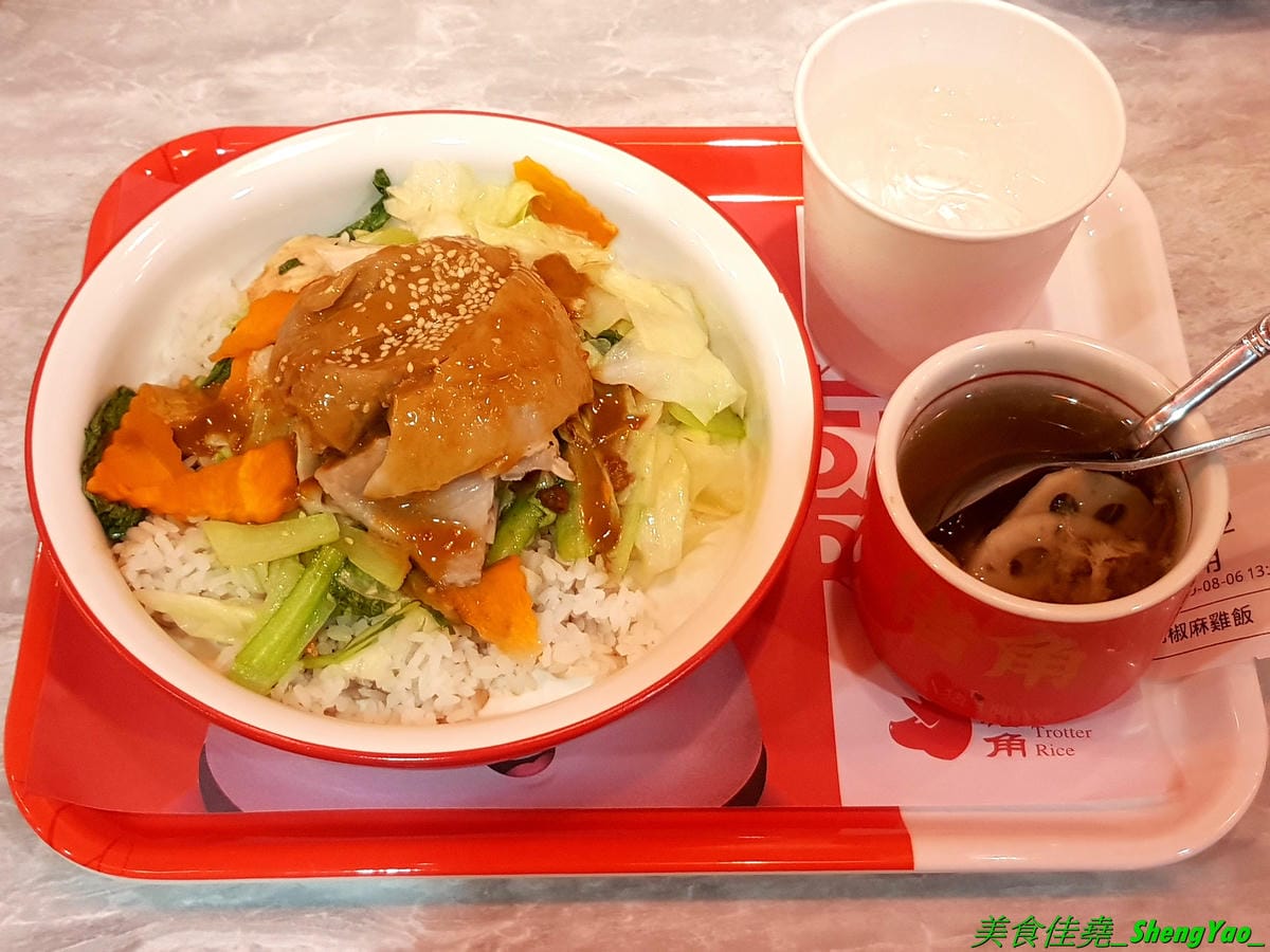 [台中北區]猪角 – 台中新開的豬腳飯專賣店,閩南口味,古法滷汁滷製,且不隔夜現滷,不吃豬腳的也有雞排、椒麻雞可以點,百元左右價格,口味不錯,裝潢很有特色,以豬為主題,店內店內到處都看得到