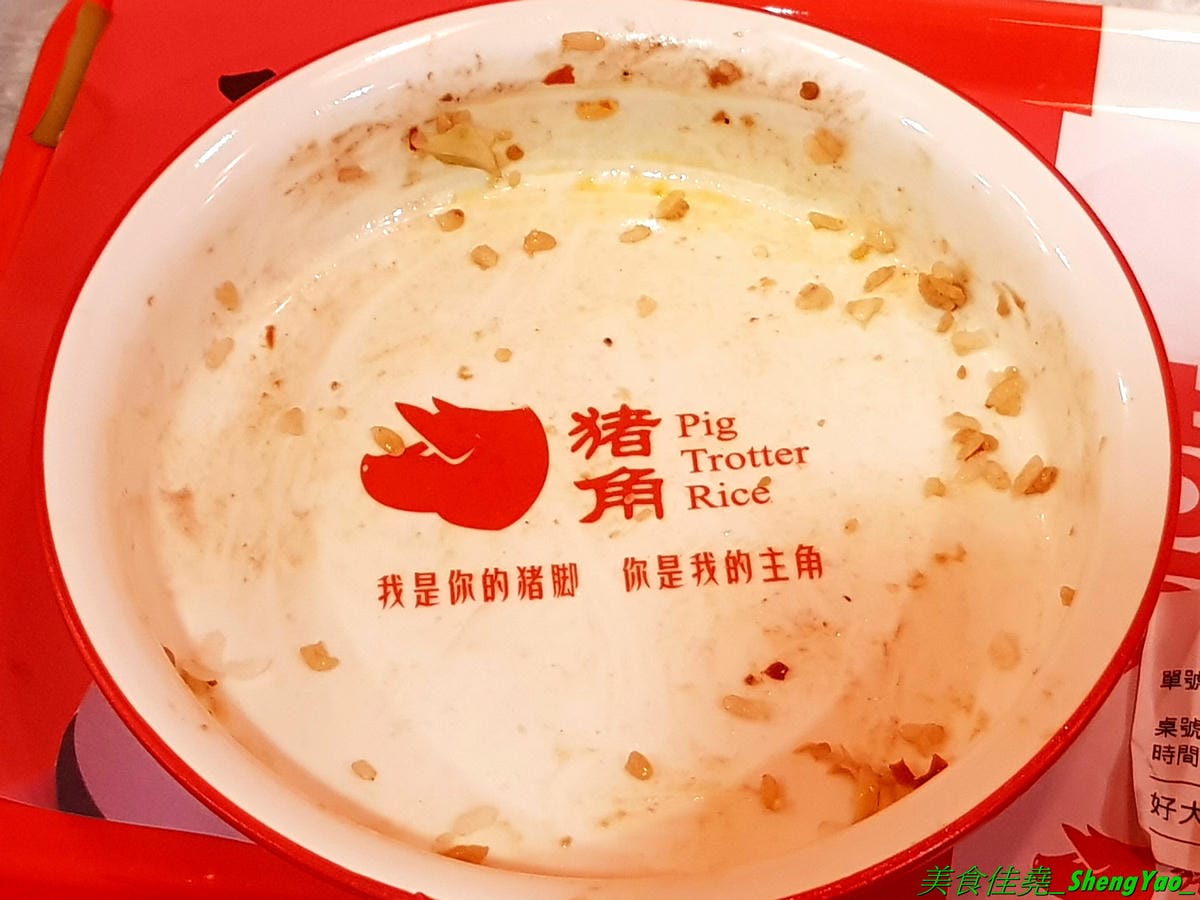 [台中北區]猪角 – 台中新開的豬腳飯專賣店,閩南口味,古法滷汁滷製,且不隔夜現滷,不吃豬腳的也有雞排、椒麻雞可以點,百元左右價格,口味不錯,裝潢很有特色,以豬為主題,店內店內到處都看得到