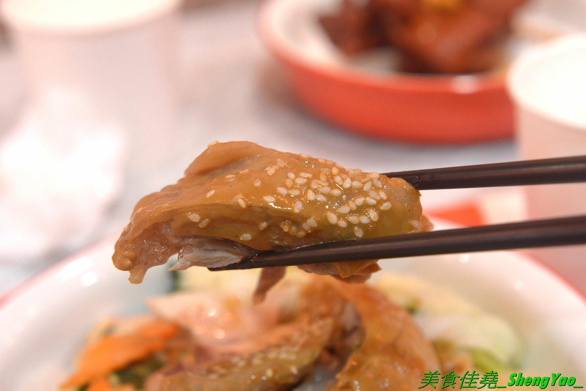 [台中北區]猪角 – 台中新開的豬腳飯專賣店,閩南口味,古法滷汁滷製,且不隔夜現滷,不吃豬腳的也有雞排、椒麻雞可以點,百元左右價格,口味不錯,裝潢很有特色,以豬為主題,店內店內到處都看得到