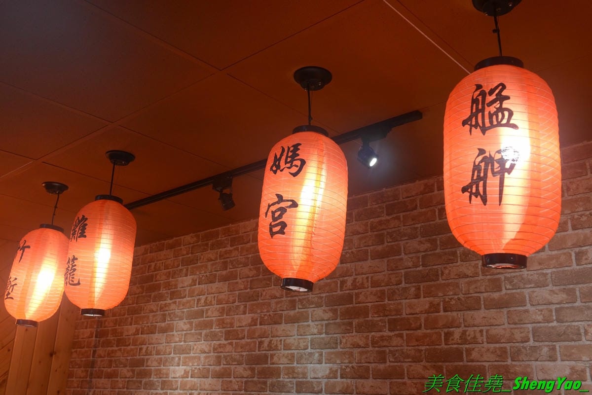 [台中北區]猪角 – 台中新開的豬腳飯專賣店,閩南口味,古法滷汁滷製,且不隔夜現滷,不吃豬腳的也有雞排、椒麻雞可以點,百元左右價格,口味不錯,裝潢很有特色,以豬為主題,店內店內到處都看得到