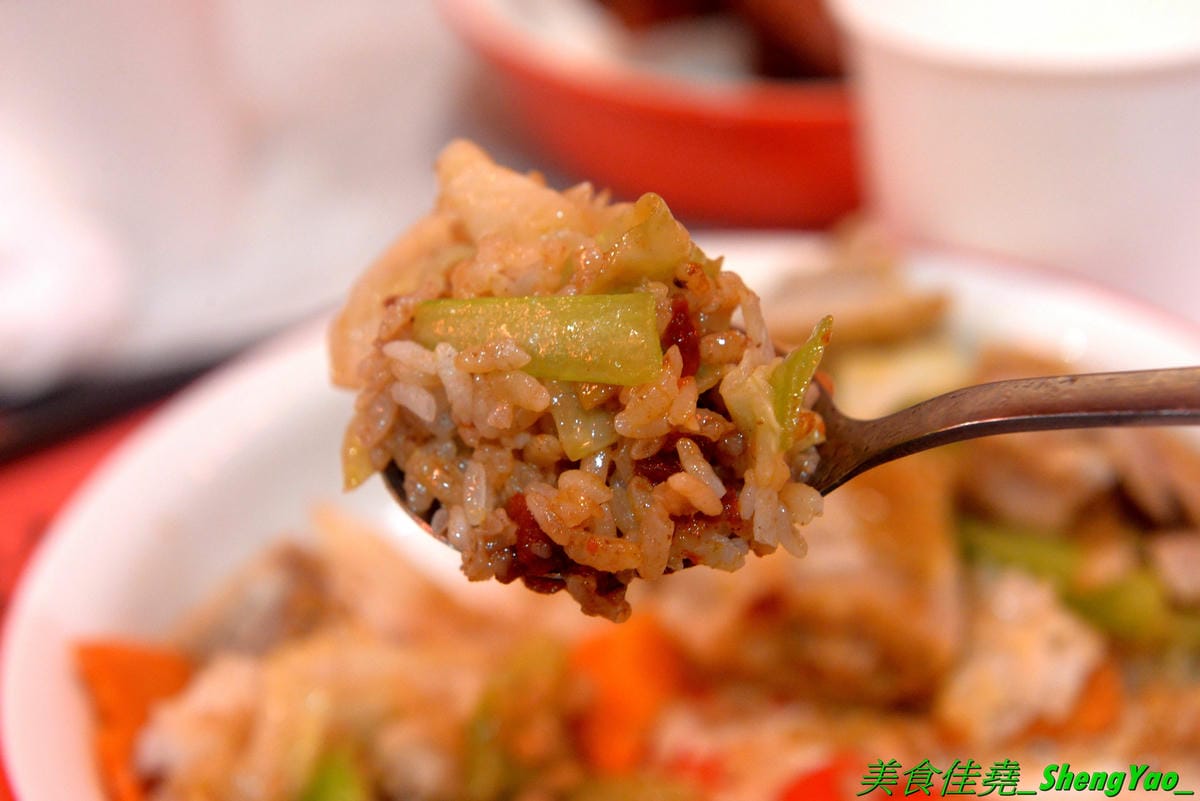 [台中北區]猪角 – 台中新開的豬腳飯專賣店,閩南口味,古法滷汁滷製,且不隔夜現滷,不吃豬腳的也有雞排、椒麻雞可以點,百元左右價格,口味不錯,裝潢很有特色,以豬為主題,店內店內到處都看得到