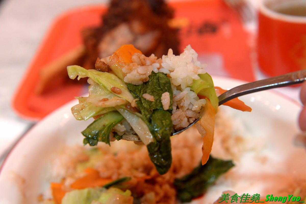 [台中北區]猪角 – 台中新開的豬腳飯專賣店,閩南口味,古法滷汁滷製,且不隔夜現滷,不吃豬腳的也有雞排、椒麻雞可以點,百元左右價格,口味不錯,裝潢很有特色,以豬為主題,店內店內到處都看得到