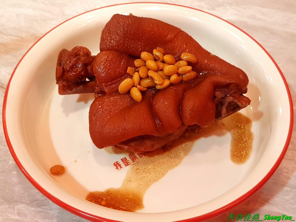 [台中北區]猪角 – 台中新開的豬腳飯專賣店,閩南口味,古法滷汁滷製,且不隔夜現滷,不吃豬腳的也有雞排、椒麻雞可以點,百元左右價格,口味不錯,裝潢很有特色,以豬為主題,店內店內到處都看得到