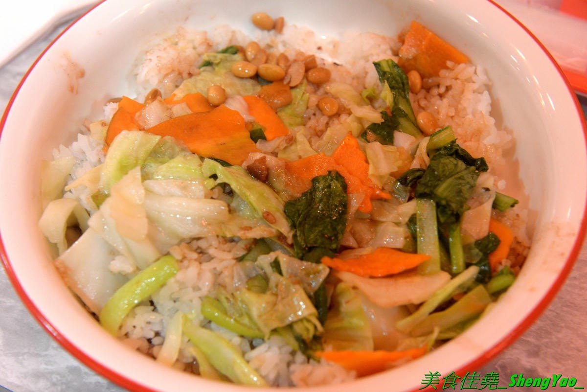 [台中北區]猪角 – 台中新開的豬腳飯專賣店,閩南口味,古法滷汁滷製,且不隔夜現滷,不吃豬腳的也有雞排、椒麻雞可以點,百元左右價格,口味不錯,裝潢很有特色,以豬為主題,店內店內到處都看得到