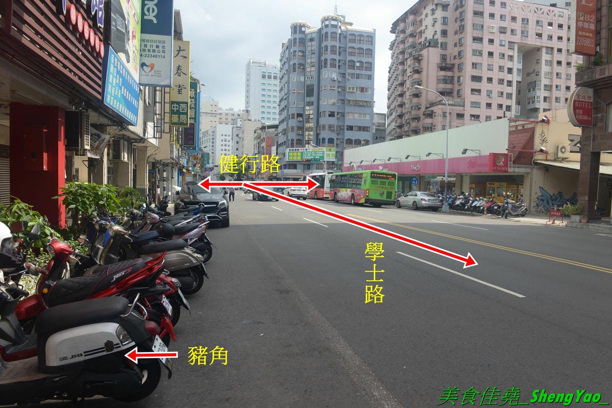 [台中北區]猪角 – 台中新開的豬腳飯專賣店,閩南口味,古法滷汁滷製,且不隔夜現滷,不吃豬腳的也有雞排、椒麻雞可以點,百元左右價格,口味不錯,裝潢很有特色,以豬為主題,店內店內到處都看得到