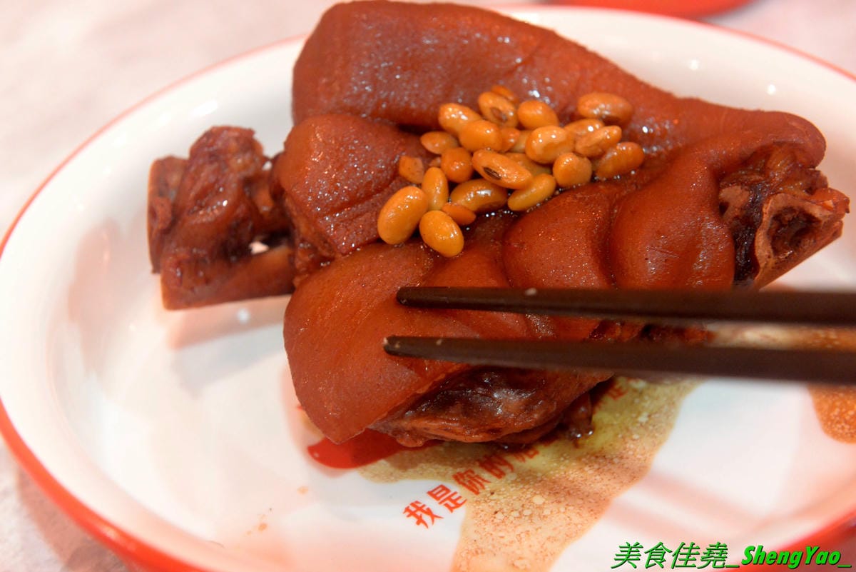 [台中北區]猪角 – 台中新開的豬腳飯專賣店,閩南口味,古法滷汁滷製,且不隔夜現滷,不吃豬腳的也有雞排、椒麻雞可以點,百元左右價格,口味不錯,裝潢很有特色,以豬為主題,店內店內到處都看得到