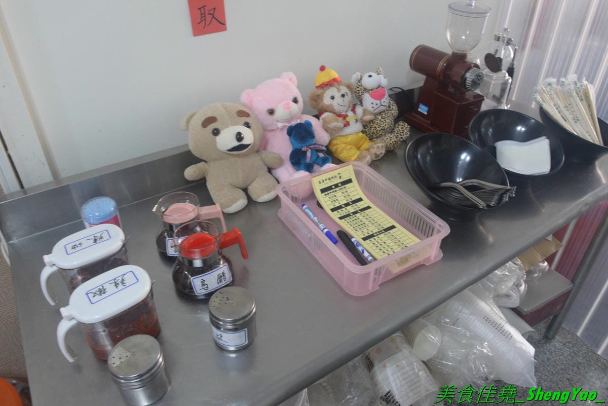 [台中清水]省清中福利社 – 50年前清水高中內福利社小吃傳承下來的好味道,無數清水學子們的回憶,餐點看似普通但挺好吃的且不添加味素,肉燥飯、切仔麵、貢丸湯都推,銅板價位超便宜,還有賣咖