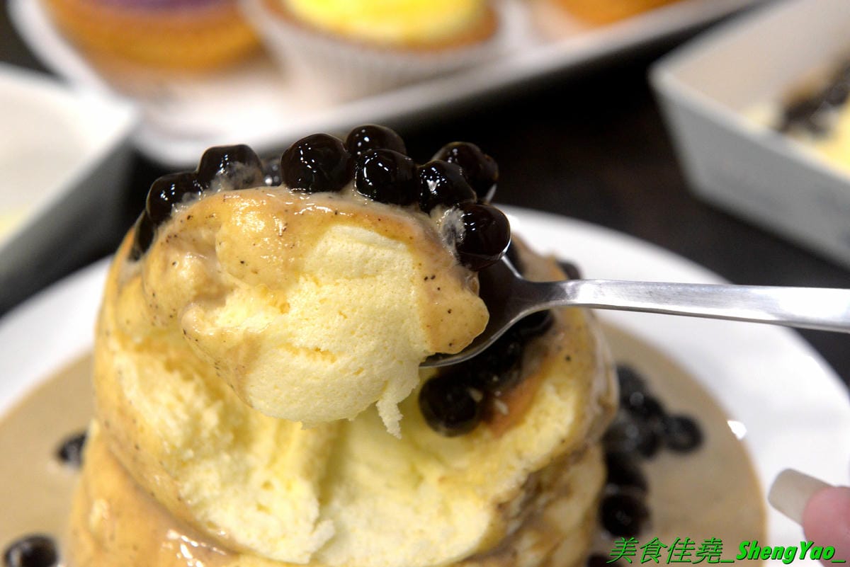 [台中龍井]MAGMA美格瑪半熟起司專賣 東海店 – 來自台南的知名甜點店,日本超夯熔岩起司塔在東海商圈也吃得到,另外店家還有賣王子神谷的舒芙蕾厚鬆餅,想吃他們家鬆餅不用特地到市區,東海商圈