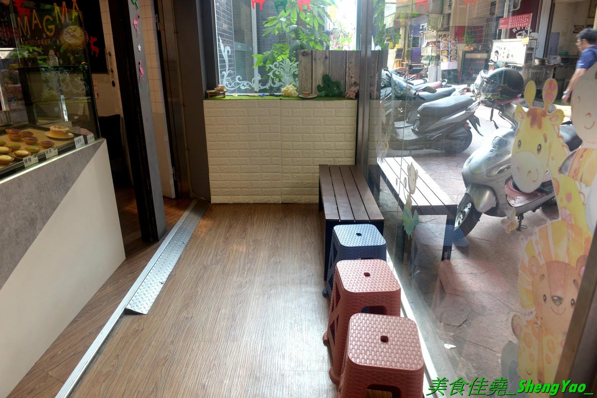 [台中龍井]MAGMA美格瑪半熟起司專賣 東海店 – 來自台南的知名甜點店,日本超夯熔岩起司塔在東海商圈也吃得到,另外店家還有賣王子神谷的舒芙蕾厚鬆餅,想吃他們家鬆餅不用特地到市區,東海商圈