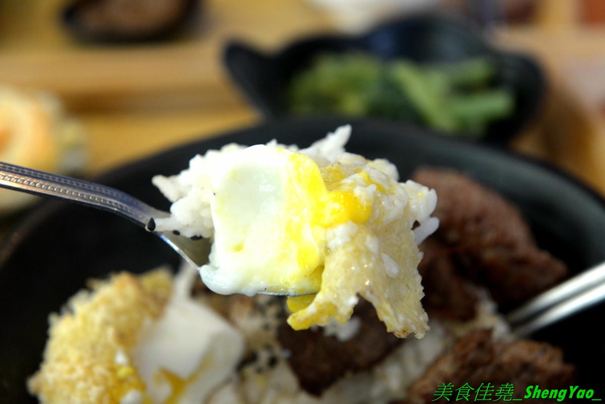 [台中龍井]艋飯 海南雞飯 – 來自屏東的人氣銅板美食,主打海南雞飯等多種異國料理,口味略帶驚奇感,還不錯,百元左右親民價位,連韓式部隊鍋都只要100元,店外有客運站牌,直接搭車來吃好方便。