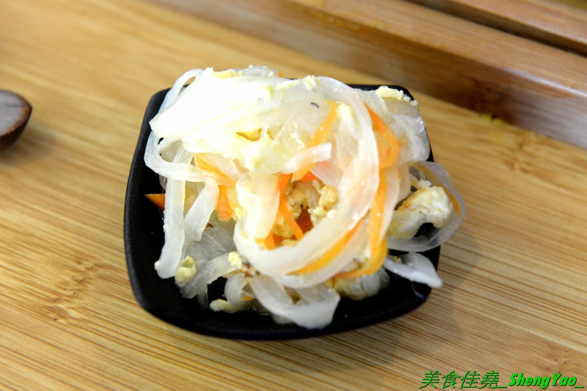 [台中龍井]艋飯 海南雞飯 – 來自屏東的人氣銅板美食,主打海南雞飯等多種異國料理,口味略帶驚奇感,還不錯,百元左右親民價位,連韓式部隊鍋都只要100元,店外有客運站牌,直接搭車來吃好方便。