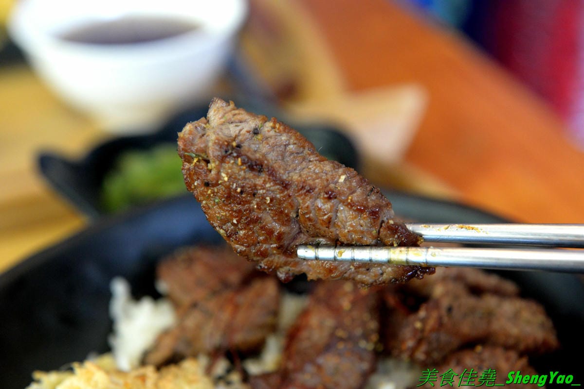[台中龍井]艋飯 海南雞飯 – 來自屏東的人氣銅板美食,主打海南雞飯等多種異國料理,口味略帶驚奇感,還不錯,百元左右親民價位,連韓式部隊鍋都只要100元,店外有客運站牌,直接搭車來吃好方便。
