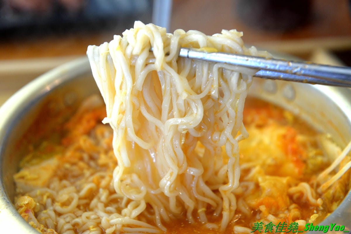 [台中龍井]艋飯 海南雞飯 – 來自屏東的人氣銅板美食,主打海南雞飯等多種異國料理,口味略帶驚奇感,還不錯,百元左右親民價位,連韓式部隊鍋都只要100元,店外有客運站牌,直接搭車來吃好方便。