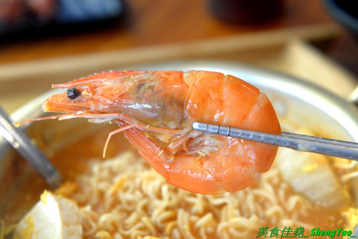 [台中龍井]艋飯 海南雞飯 – 來自屏東的人氣銅板美食,主打海南雞飯等多種異國料理,口味略帶驚奇感,還不錯,百元左右親民價位,連韓式部隊鍋都只要100元,店外有客運站牌,直接搭車來吃好方便。
