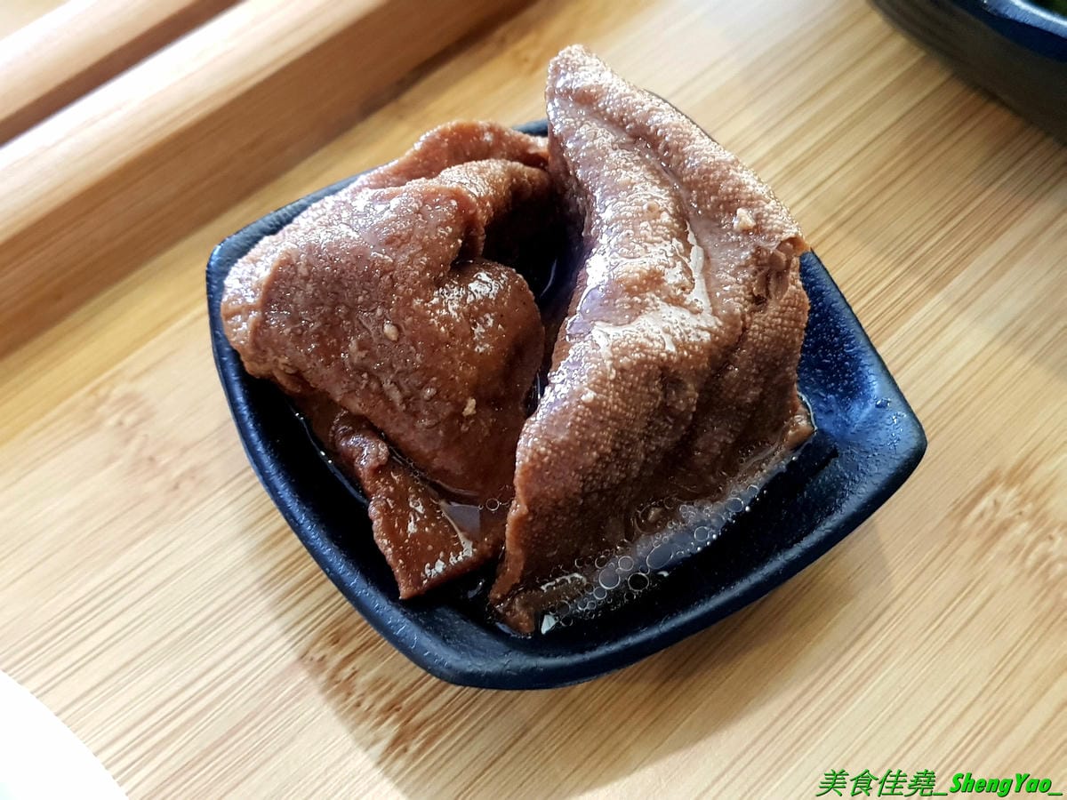 [台中龍井]艋飯 海南雞飯 – 來自屏東的人氣銅板美食,主打海南雞飯等多種異國料理,口味略帶驚奇感,還不錯,百元左右親民價位,連韓式部隊鍋都只要100元,店外有客運站牌,直接搭車來吃好方便。