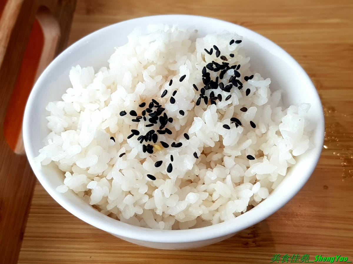 [台中龍井]艋飯 海南雞飯 – 來自屏東的人氣銅板美食,主打海南雞飯等多種異國料理,口味略帶驚奇感,還不錯,百元左右親民價位,連韓式部隊鍋都只要100元,店外有客運站牌,直接搭車來吃好方便。