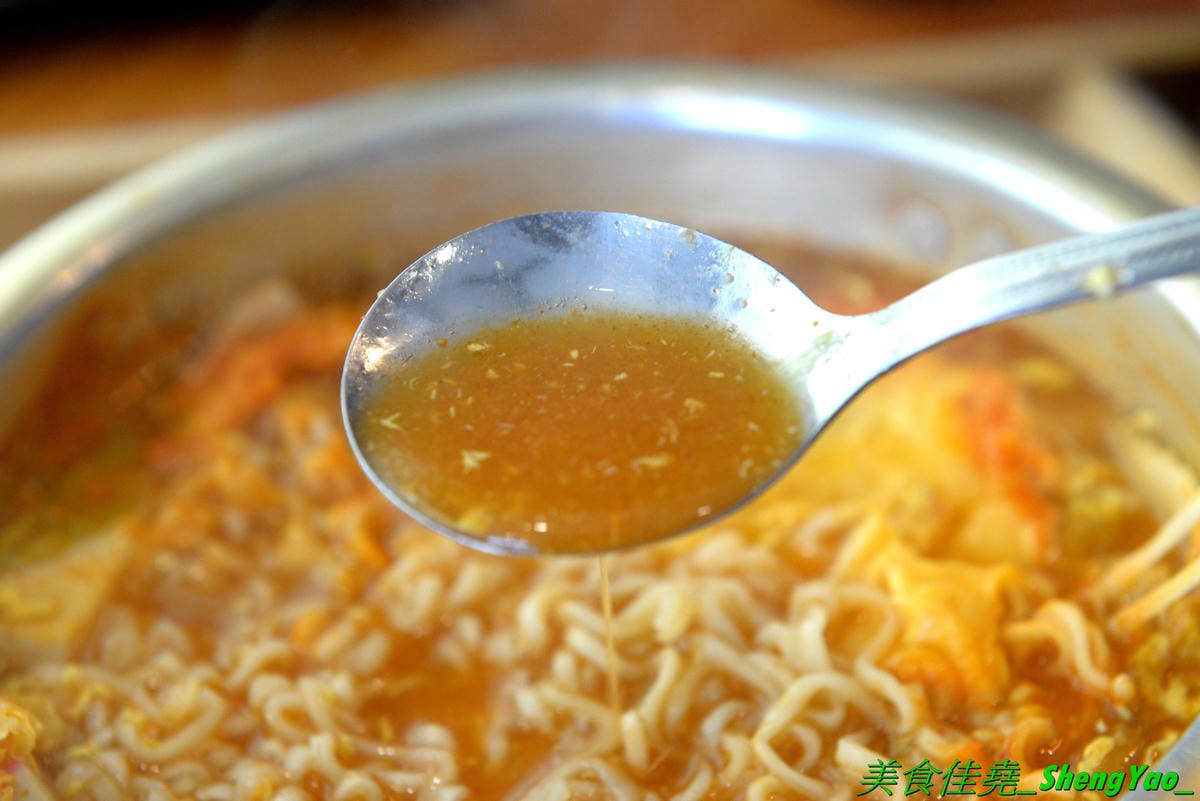 [台中龍井]艋飯 海南雞飯 – 來自屏東的人氣銅板美食,主打海南雞飯等多種異國料理,口味略帶驚奇感,還不錯,百元左右親民價位,連韓式部隊鍋都只要100元,店外有客運站牌,直接搭車來吃好方便。