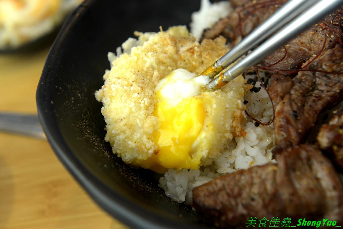 [台中龍井]艋飯 海南雞飯 – 來自屏東的人氣銅板美食,主打海南雞飯等多種異國料理,口味略帶驚奇感,還不錯,百元左右親民價位,連韓式部隊鍋都只要100元,店外有客運站牌,直接搭車來吃好方便。