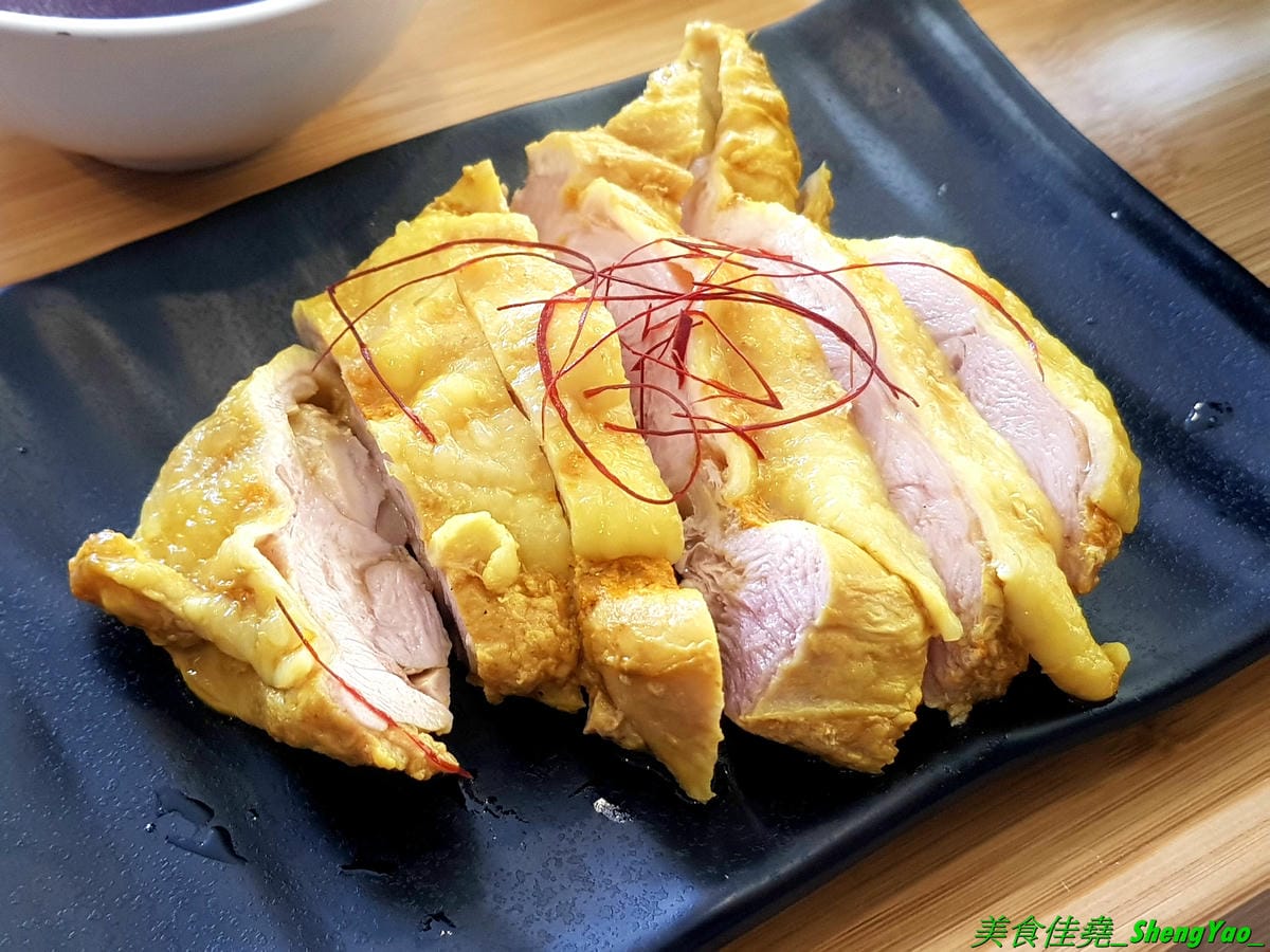 [台中龍井]艋飯 海南雞飯 – 來自屏東的人氣銅板美食,主打海南雞飯等多種異國料理,口味略帶驚奇感,還不錯,百元左右親民價位,連韓式部隊鍋都只要100元,店外有客運站牌,直接搭車來吃好方便。
