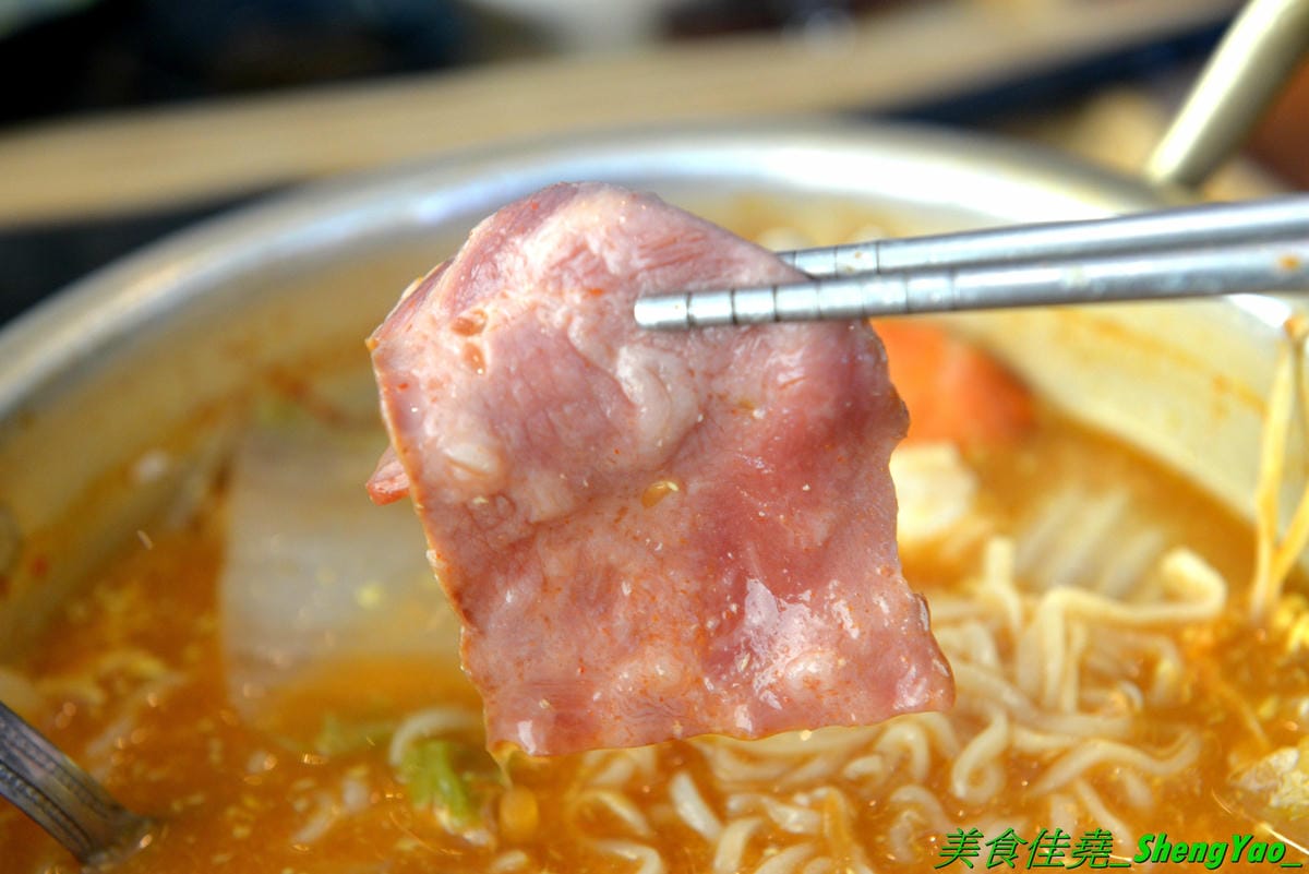 [台中龍井]艋飯 海南雞飯 – 來自屏東的人氣銅板美食,主打海南雞飯等多種異國料理,口味略帶驚奇感,還不錯,百元左右親民價位,連韓式部隊鍋都只要100元,店外有客運站牌,直接搭車來吃好方便。