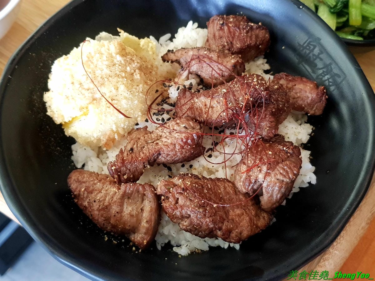 [台中龍井]艋飯 海南雞飯 – 來自屏東的人氣銅板美食,主打海南雞飯等多種異國料理,口味略帶驚奇感,還不錯,百元左右親民價位,連韓式部隊鍋都只要100元,店外有客運站牌,直接搭車來吃好方便。