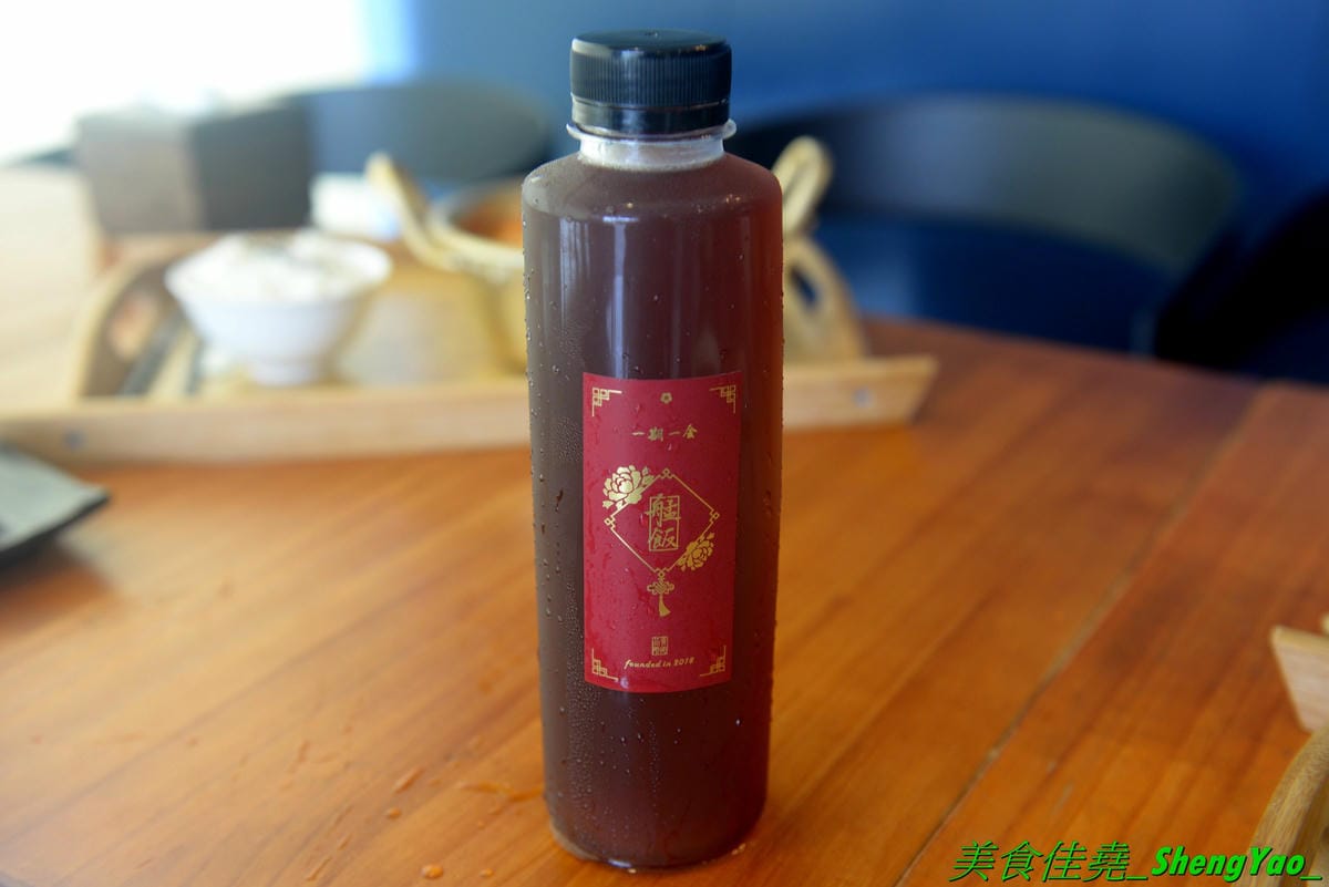 [台中龍井]艋飯 海南雞飯 – 來自屏東的人氣銅板美食,主打海南雞飯等多種異國料理,口味略帶驚奇感,還不錯,百元左右親民價位,連韓式部隊鍋都只要100元,店外有客運站牌,直接搭車來吃好方便。