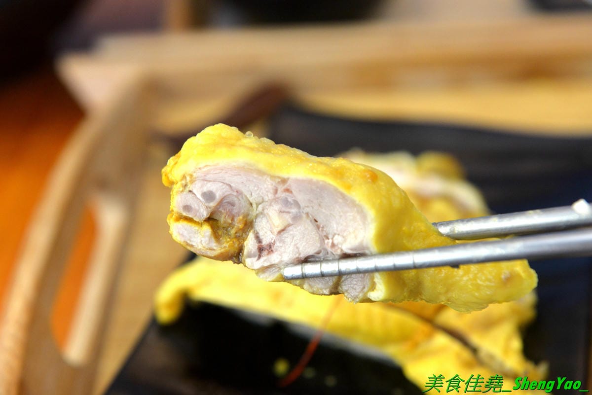 [台中龍井]艋飯 海南雞飯 – 來自屏東的人氣銅板美食,主打海南雞飯等多種異國料理,口味略帶驚奇感,還不錯,百元左右親民價位,連韓式部隊鍋都只要100元,店外有客運站牌,直接搭車來吃好方便。