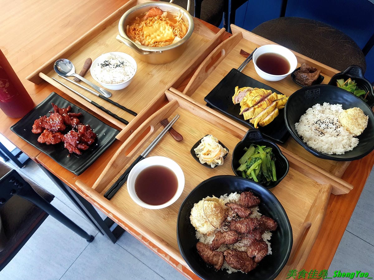 [台中龍井]艋飯 海南雞飯 – 來自屏東的人氣銅板美食,主打海南雞飯等多種異國料理,口味略帶驚奇感,還不錯,百元左右親民價位,連韓式部隊鍋都只要100元,店外有客運站牌,直接搭車來吃好方便。