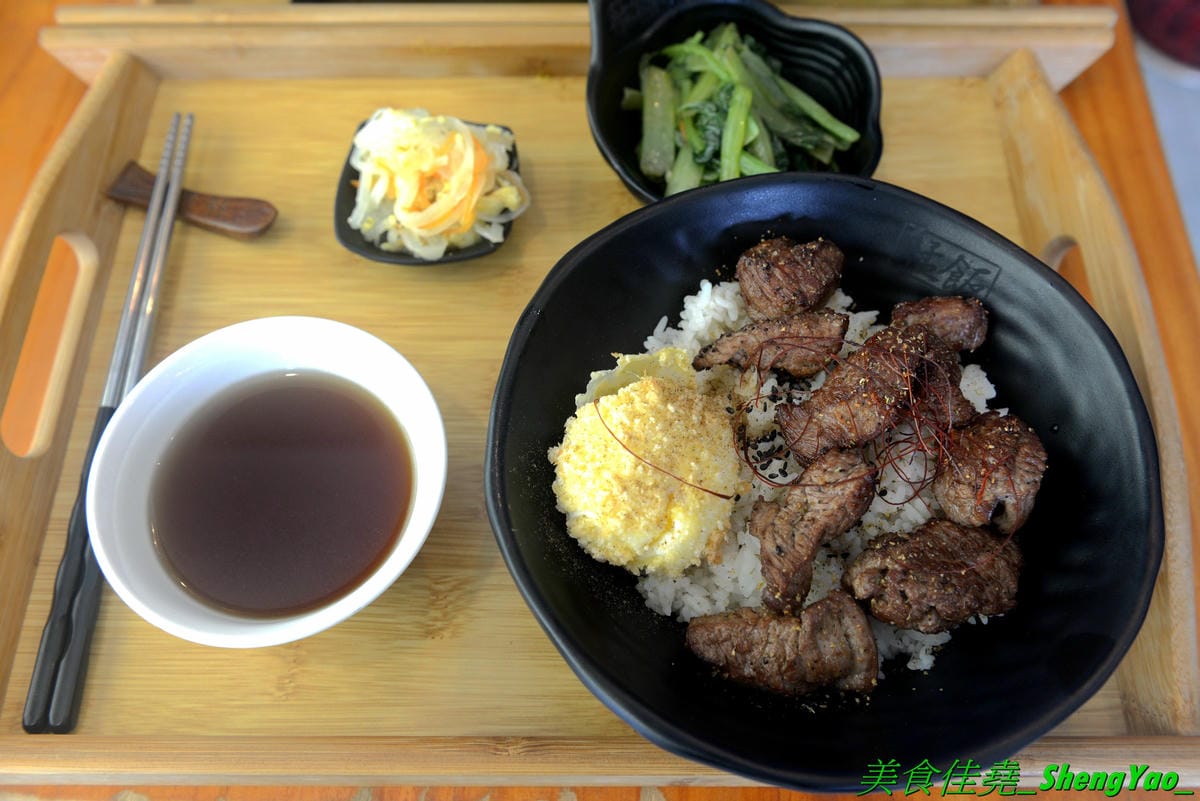 [台中龍井]艋飯 海南雞飯 – 來自屏東的人氣銅板美食,主打海南雞飯等多種異國料理,口味略帶驚奇感,還不錯,百元左右親民價位,連韓式部隊鍋都只要100元,店外有客運站牌,直接搭車來吃好方便。