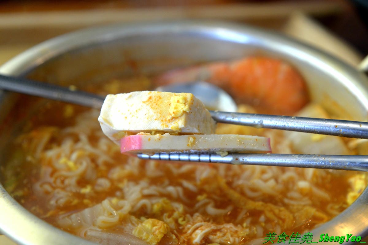 [台中龍井]艋飯 海南雞飯 – 來自屏東的人氣銅板美食,主打海南雞飯等多種異國料理,口味略帶驚奇感,還不錯,百元左右親民價位,連韓式部隊鍋都只要100元,店外有客運站牌,直接搭車來吃好方便。