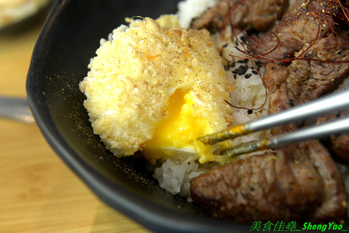 [台中龍井]艋飯 海南雞飯 – 來自屏東的人氣銅板美食,主打海南雞飯等多種異國料理,口味略帶驚奇感,還不錯,百元左右親民價位,連韓式部隊鍋都只要100元,店外有客運站牌,直接搭車來吃好方便。