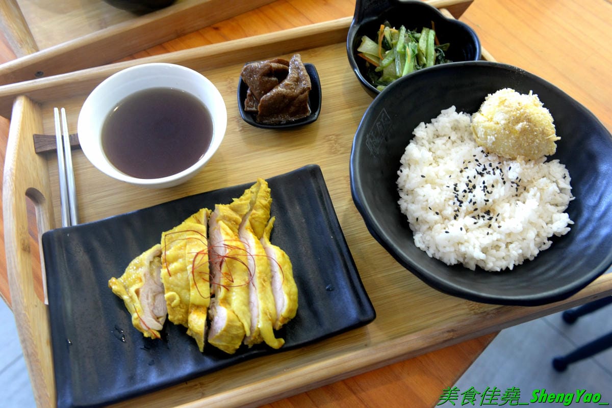 [台中龍井]艋飯 海南雞飯 – 來自屏東的人氣銅板美食,主打海南雞飯等多種異國料理,口味略帶驚奇感,還不錯,百元左右親民價位,連韓式部隊鍋都只要100元,店外有客運站牌,直接搭車來吃好方便。