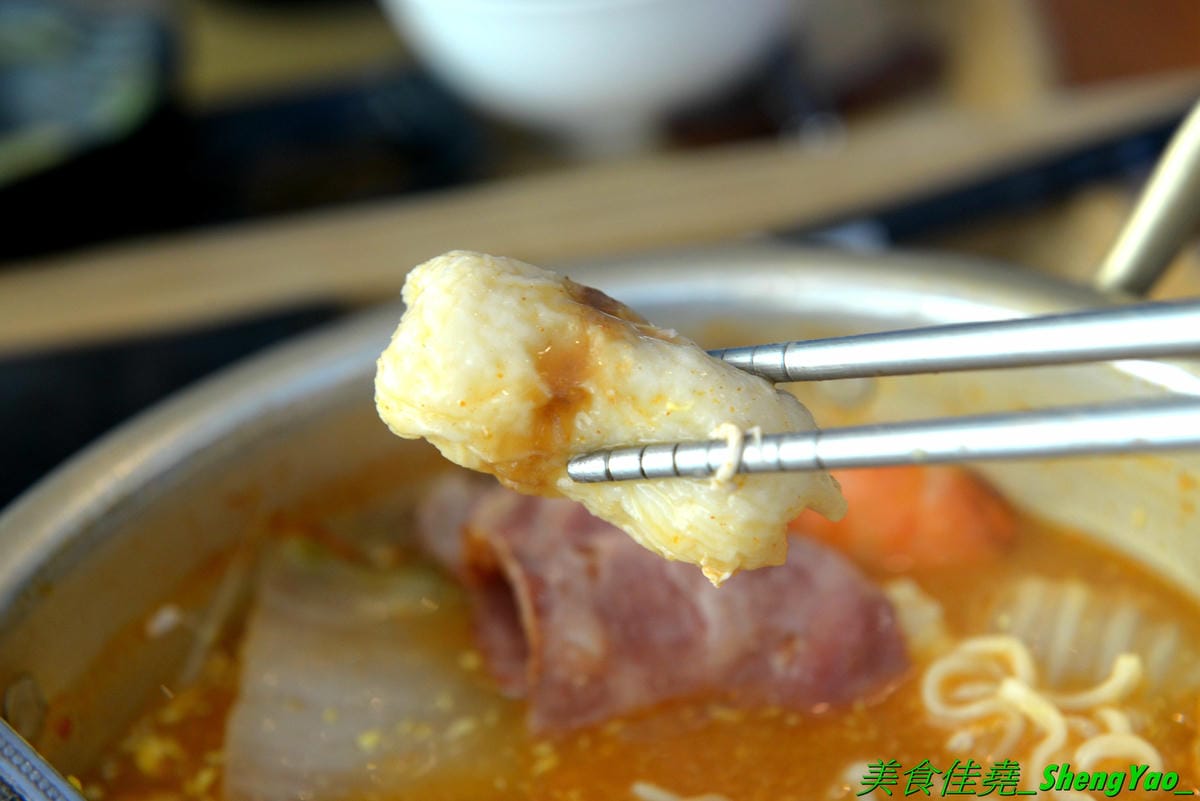 [台中龍井]艋飯 海南雞飯 – 來自屏東的人氣銅板美食,主打海南雞飯等多種異國料理,口味略帶驚奇感,還不錯,百元左右親民價位,連韓式部隊鍋都只要100元,店外有客運站牌,直接搭車來吃好方便。