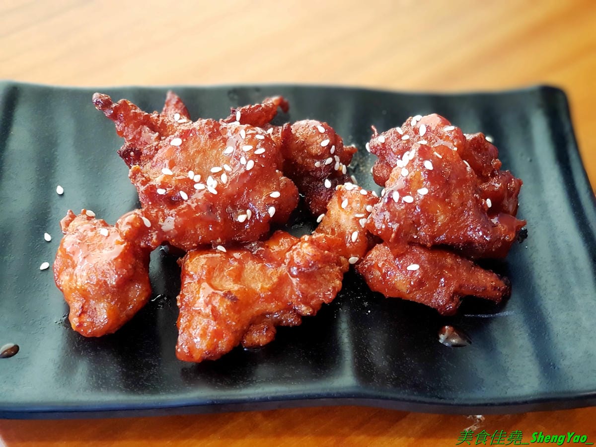 [台中龍井]艋飯 海南雞飯 – 來自屏東的人氣銅板美食,主打海南雞飯等多種異國料理,口味略帶驚奇感,還不錯,百元左右親民價位,連韓式部隊鍋都只要100元,店外有客運站牌,直接搭車來吃好方便。
