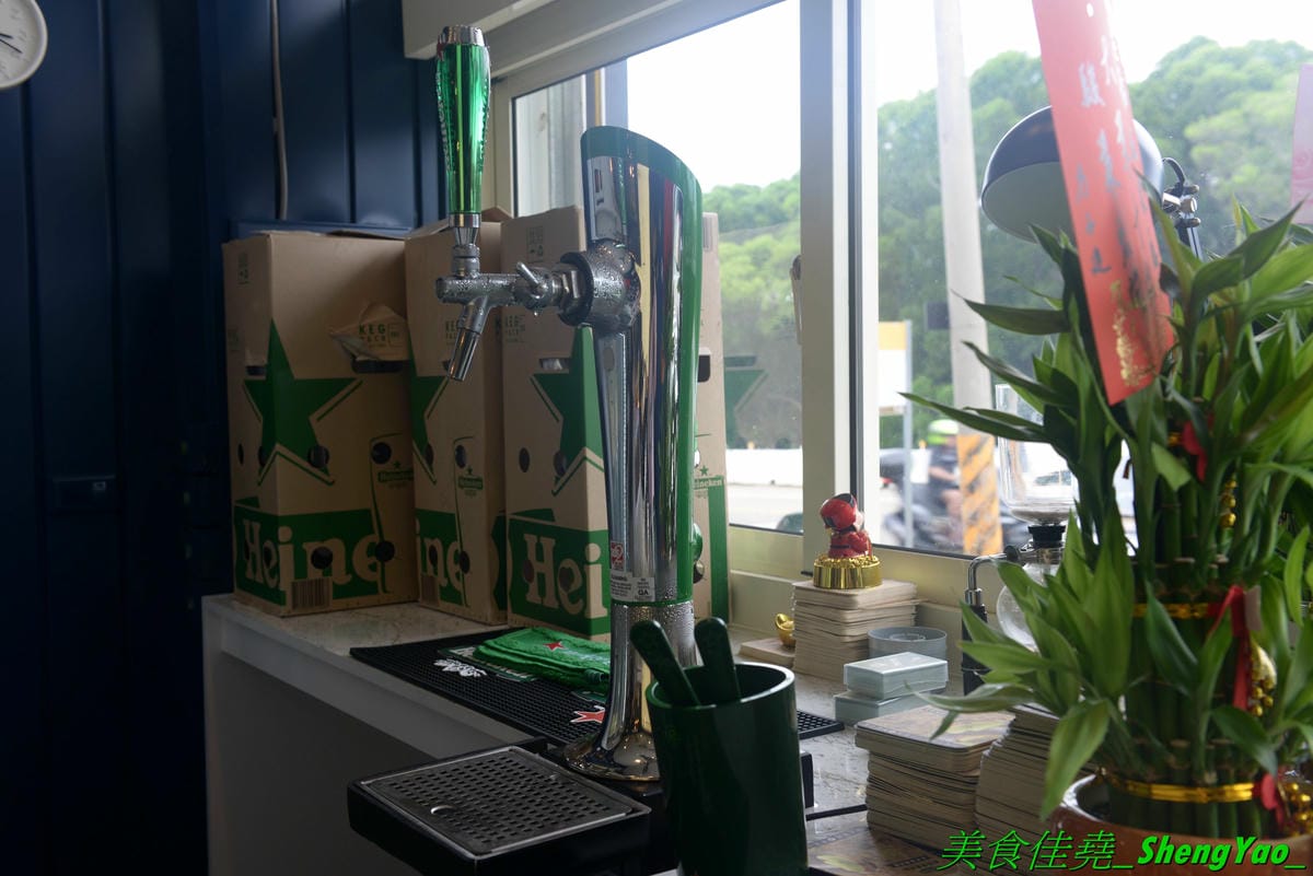 [台中龍井]艋飯 海南雞飯 – 來自屏東的人氣銅板美食,主打海南雞飯等多種異國料理,口味略帶驚奇感,還不錯,百元左右親民價位,連韓式部隊鍋都只要100元,店外有客運站牌,直接搭車來吃好方便。