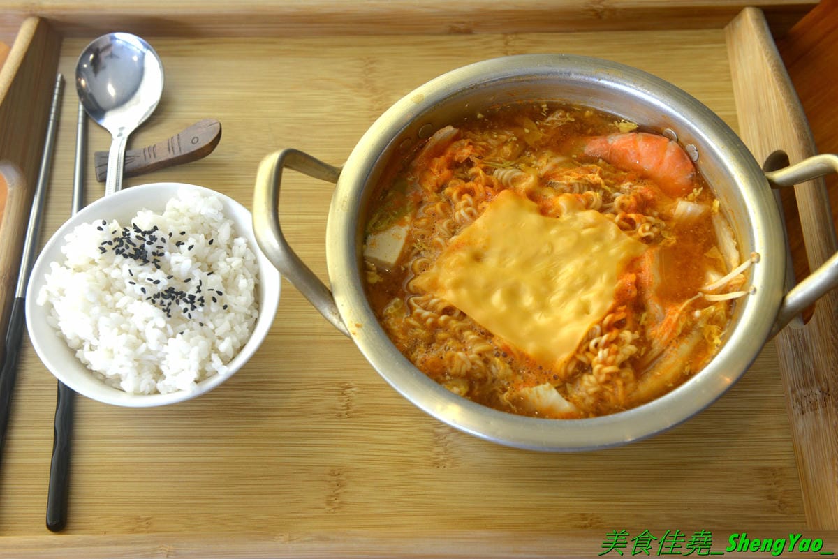 [台中龍井]艋飯 海南雞飯 – 來自屏東的人氣銅板美食,主打海南雞飯等多種異國料理,口味略帶驚奇感,還不錯,百元左右親民價位,連韓式部隊鍋都只要100元,店外有客運站牌,直接搭車來吃好方便。