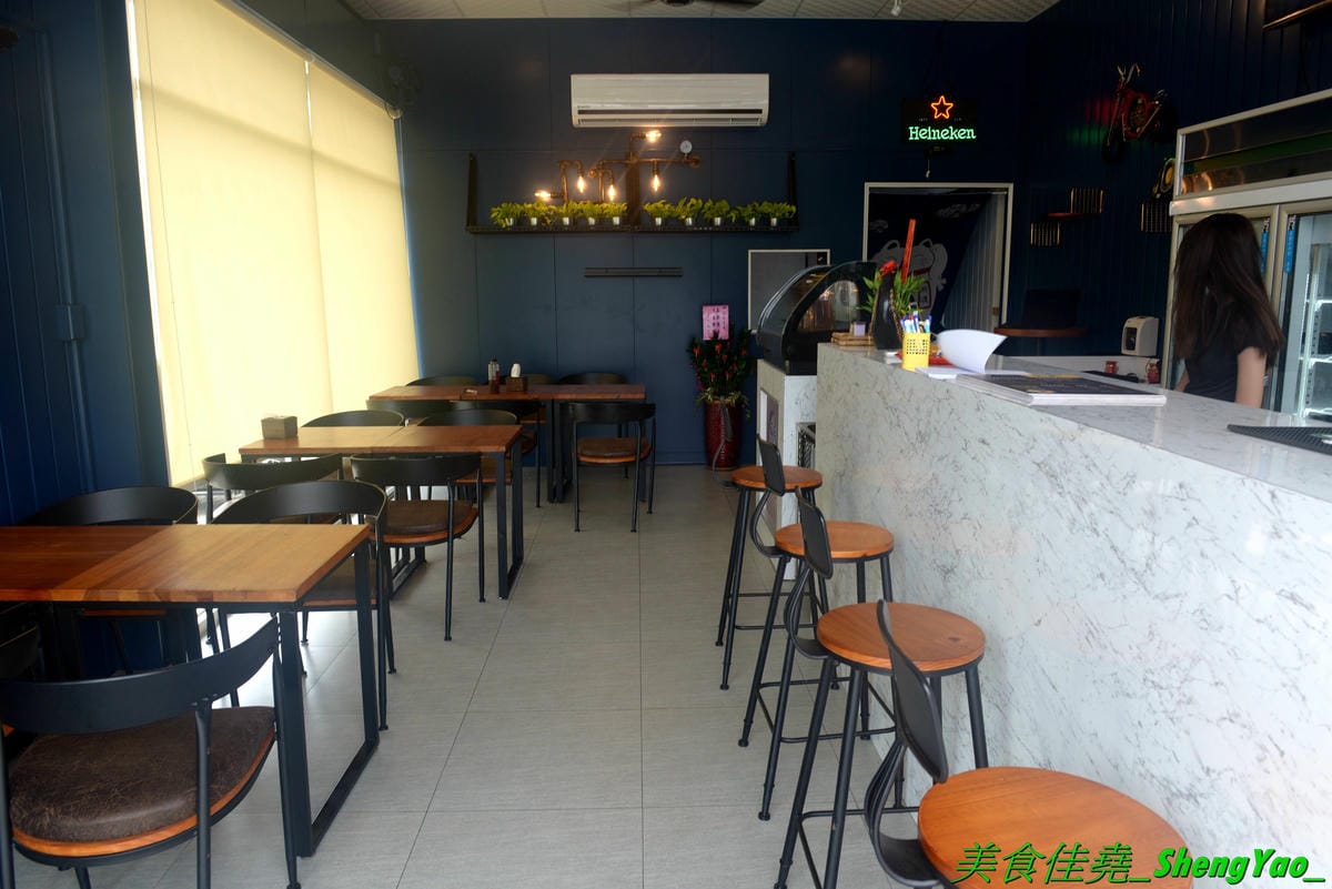 [台中龍井]艋飯 海南雞飯 – 來自屏東的人氣銅板美食,主打海南雞飯等多種異國料理,口味略帶驚奇感,還不錯,百元左右親民價位,連韓式部隊鍋都只要100元,店外有客運站牌,直接搭車來吃好方便。