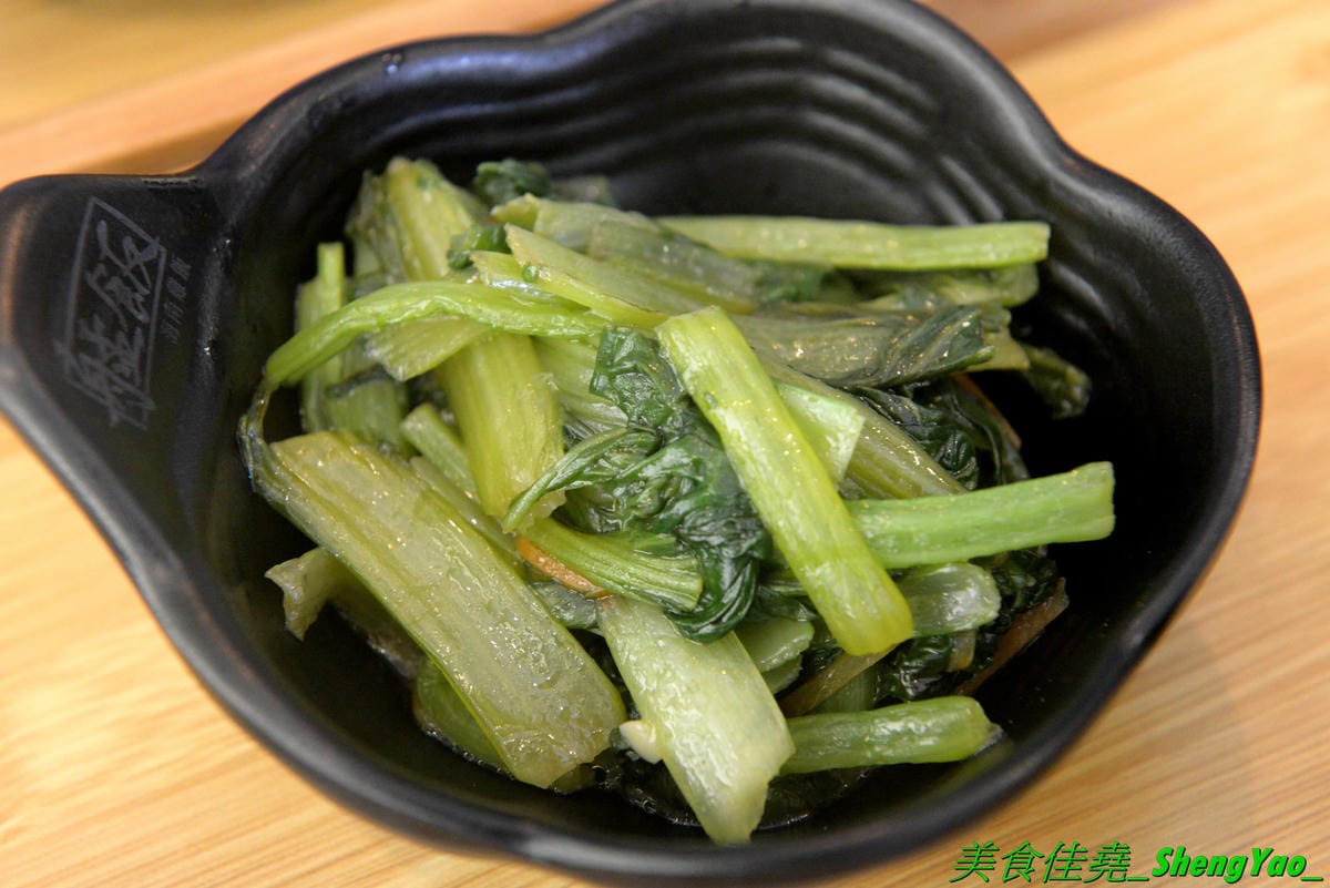 [台中龍井]艋飯 海南雞飯 – 來自屏東的人氣銅板美食,主打海南雞飯等多種異國料理,口味略帶驚奇感,還不錯,百元左右親民價位,連韓式部隊鍋都只要100元,店外有客運站牌,直接搭車來吃好方便。