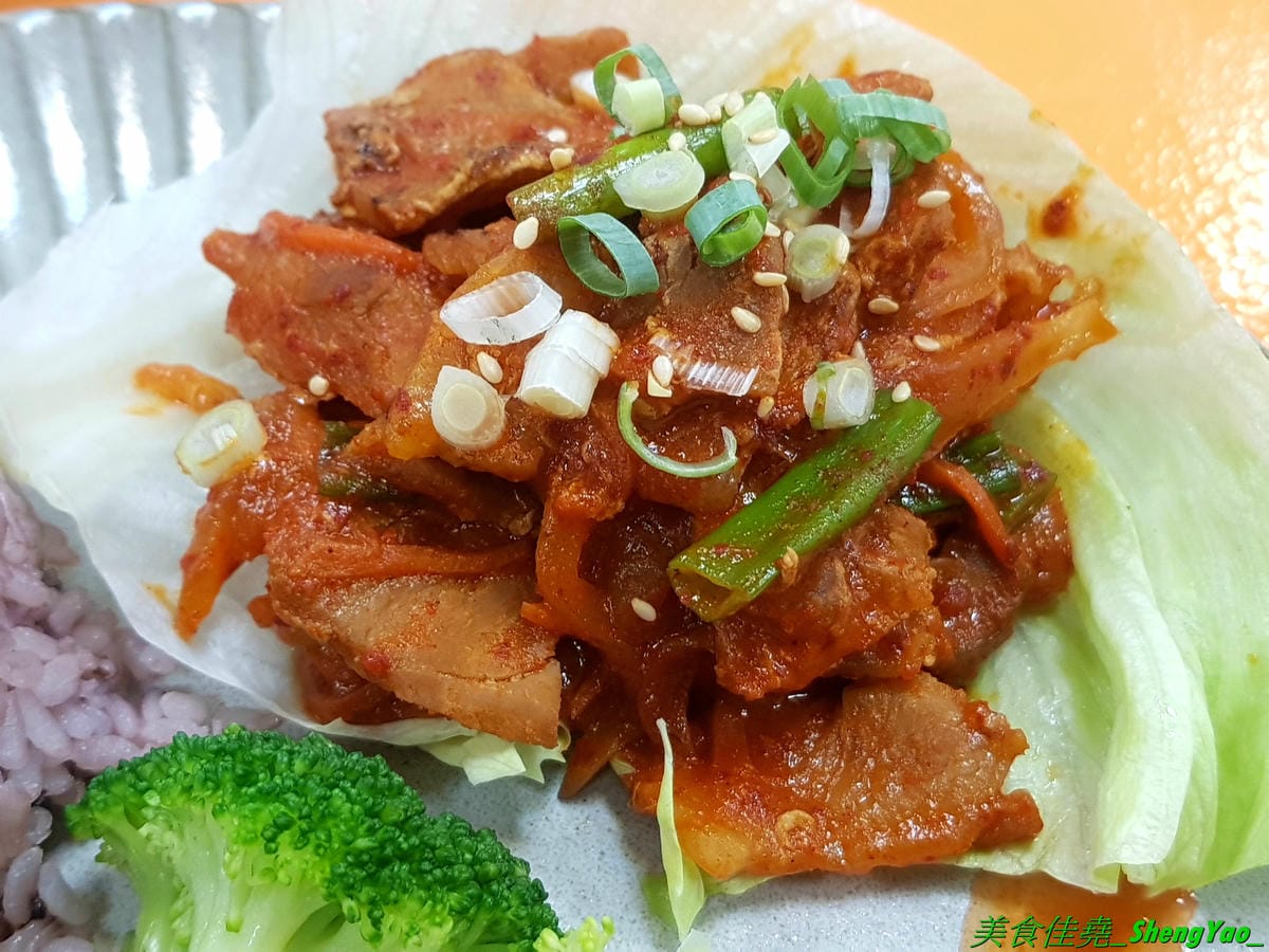 [基隆中正]Keelung Boy基隆少年韓式便當店 – 基隆超罕見的韓國家鄉料理便當店,主廚是韓國人,便當從主菜到配菜都非常用心,看起來精緻豐富且非常美味,份量充足,百元左右價位超親民,內用環境有