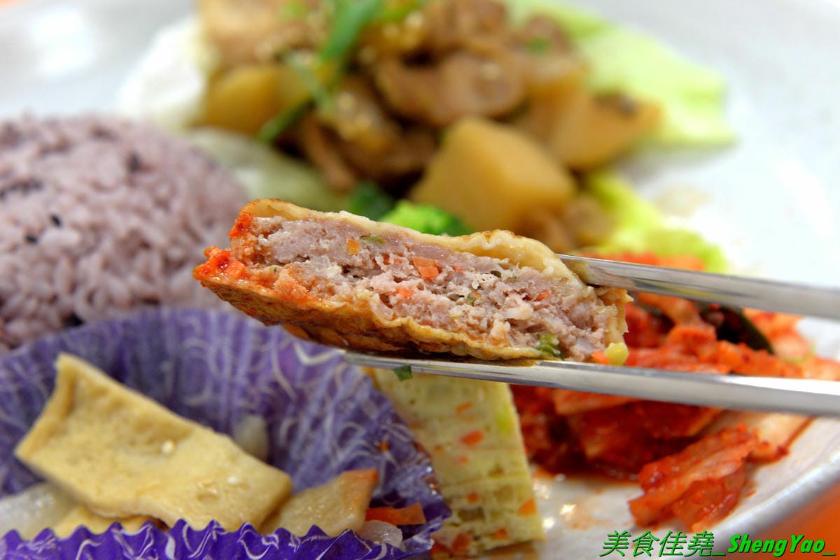 [基隆中正]Keelung Boy基隆少年韓式便當店 – 基隆超罕見的韓國家鄉料理便當店,主廚是韓國人,便當從主菜到配菜都非常用心,看起來精緻豐富且非常美味,份量充足,百元左右價位超親民,內用環境有