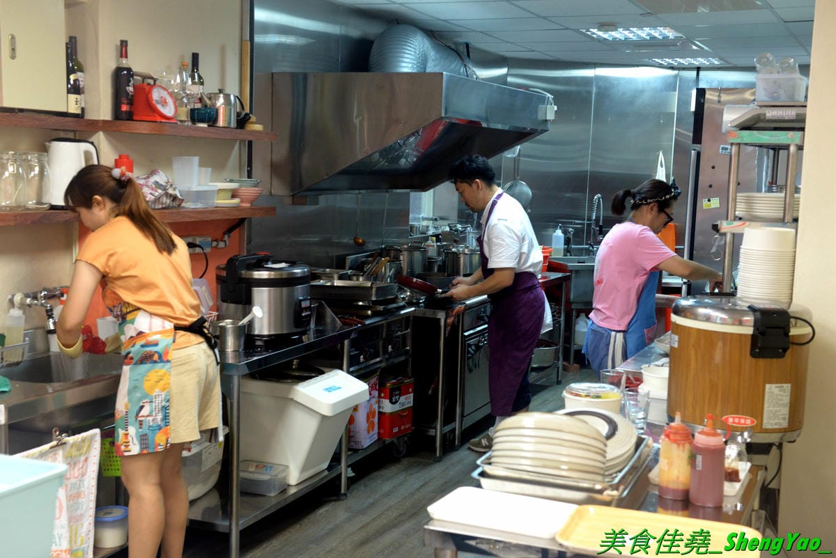 [基隆中正]Keelung Boy基隆少年韓式便當店 – 基隆超罕見的韓國家鄉料理便當店,主廚是韓國人,便當從主菜到配菜都非常用心,看起來精緻豐富且非常美味,份量充足,百元左右價位超親民,內用環境有