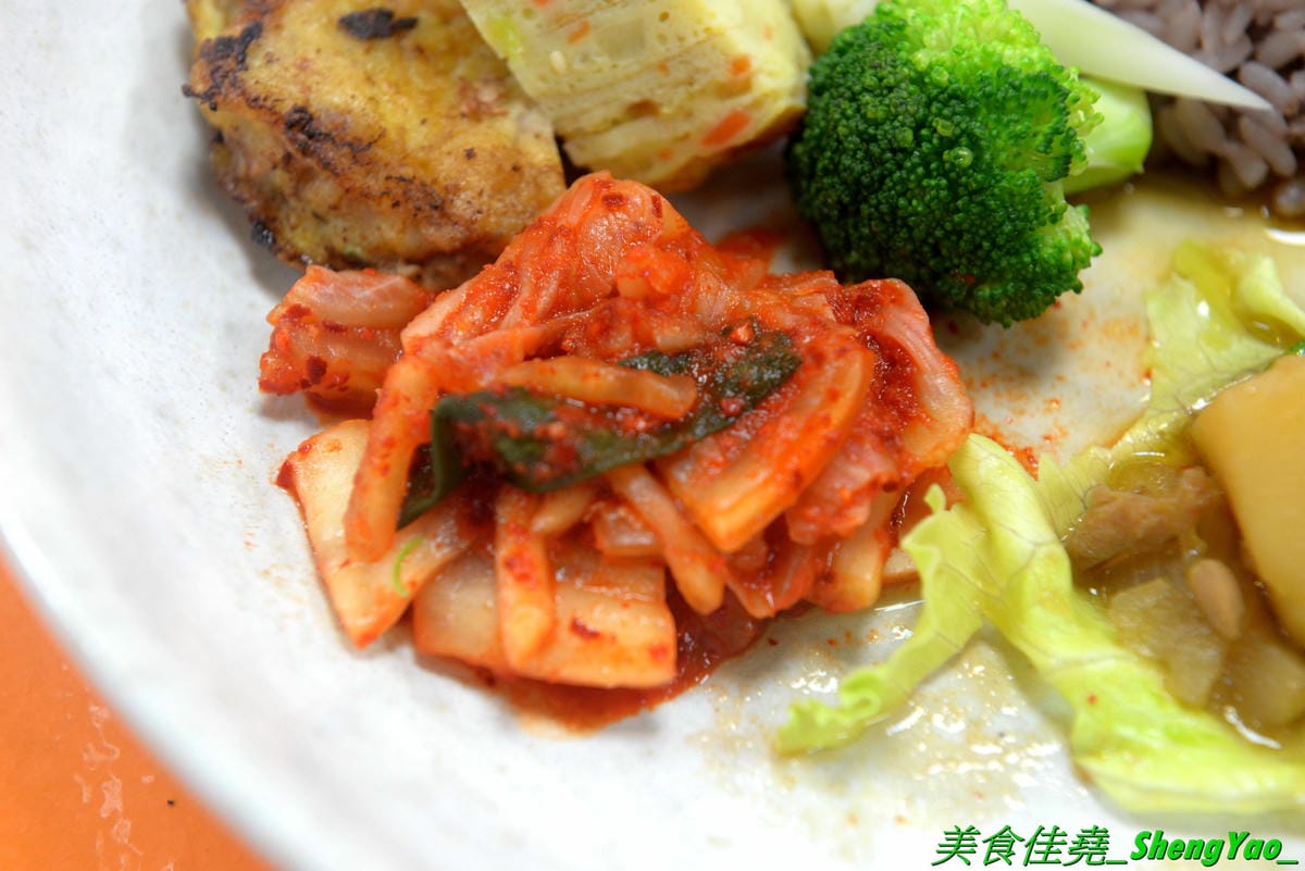 [基隆中正]Keelung Boy基隆少年韓式便當店 – 基隆超罕見的韓國家鄉料理便當店,主廚是韓國人,便當從主菜到配菜都非常用心,看起來精緻豐富且非常美味,份量充足,百元左右價位超親民,內用環境有