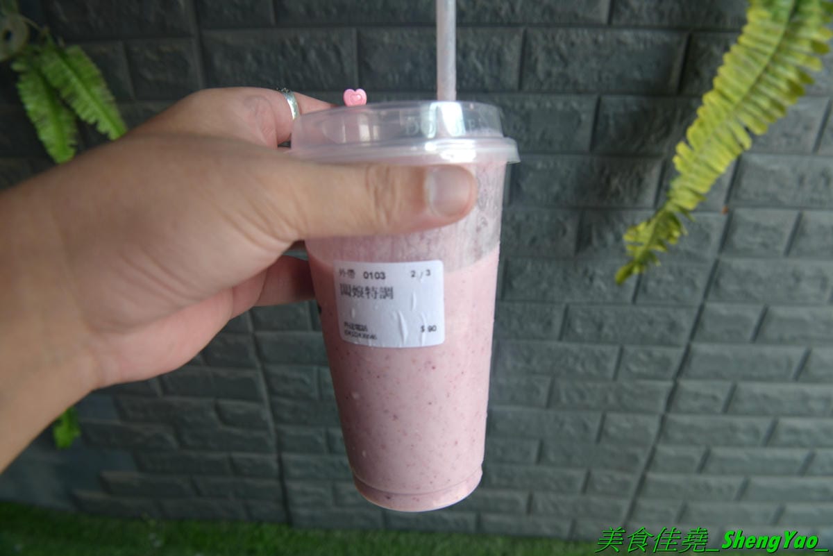 [台中北屯]派瑟詩 – 台中新開的自創品牌手搖飲料店,小清新網美風,側邊還有網美拍照區,飲品大推果汁,少見多種類的綜合果汁,好喝又健康,闆娘美美的好親切。
