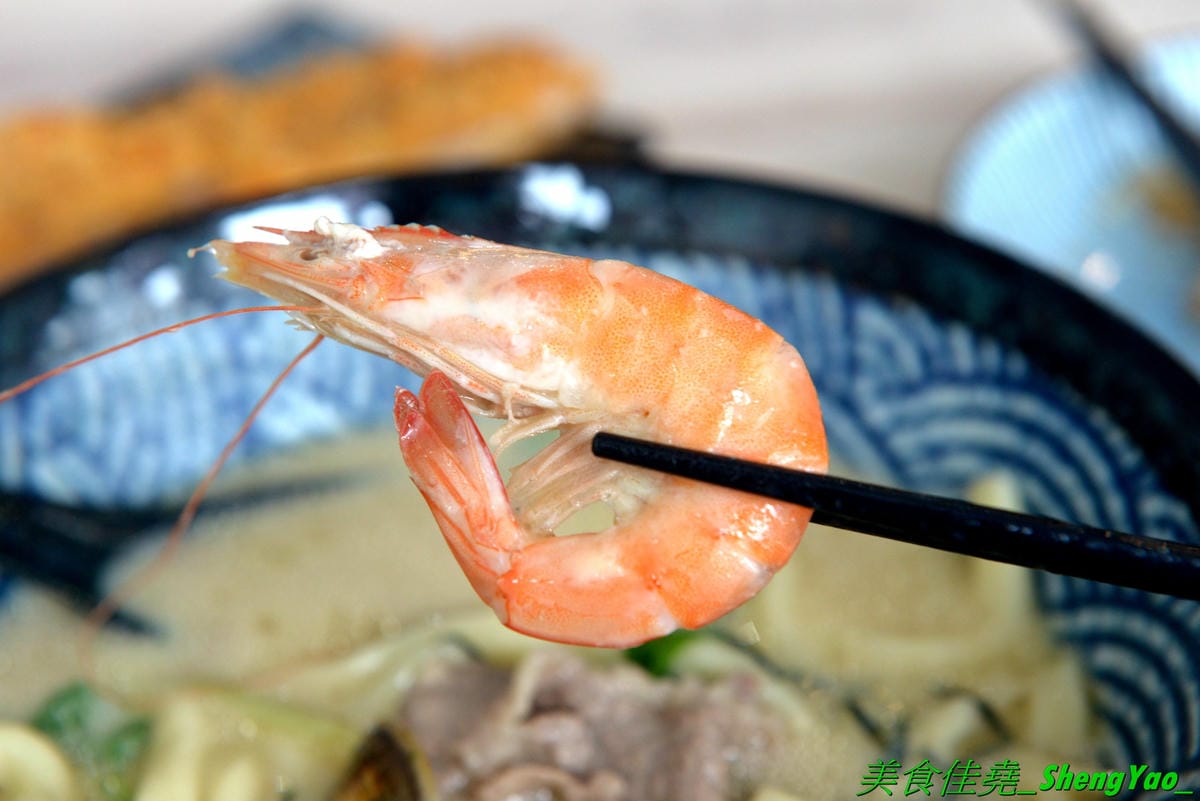 [台中沙鹿]職人雙響丼 – 來自新竹的人氣丼飯連鎖專賣店,超過20種丼飯全都只要百元出頭,加飯免費,內用汽水熱湯無限供應,大推雙倍月見牛丼,滿滿的肉肉加上雙蛋黃,都看不到白飯了。