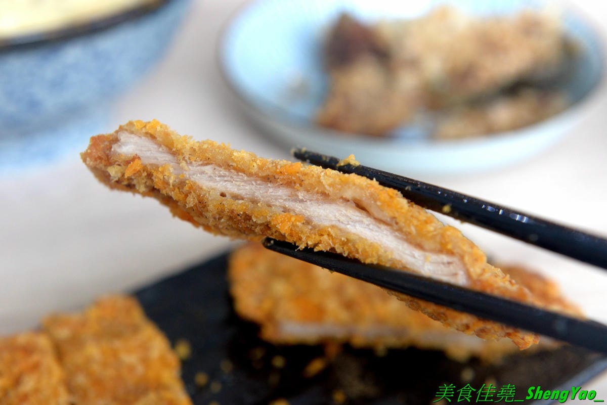 [台中沙鹿]職人雙響丼 – 來自新竹的人氣丼飯連鎖專賣店,超過20種丼飯全都只要百元出頭,加飯免費,內用汽水熱湯無限供應,大推雙倍月見牛丼,滿滿的肉肉加上雙蛋黃,都看不到白飯了。