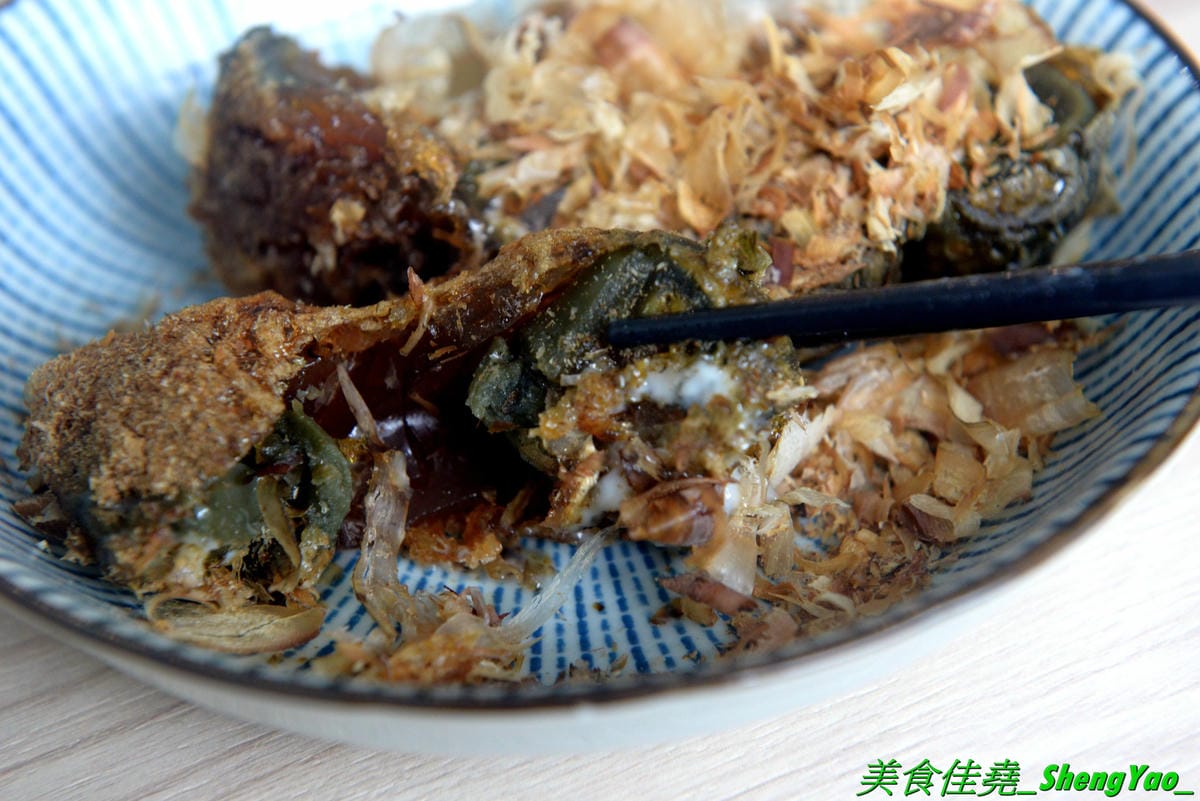 [台中沙鹿]職人雙響丼 – 來自新竹的人氣丼飯連鎖專賣店,超過20種丼飯全都只要百元出頭,加飯免費,內用汽水熱湯無限供應,大推雙倍月見牛丼,滿滿的肉肉加上雙蛋黃,都看不到白飯了。