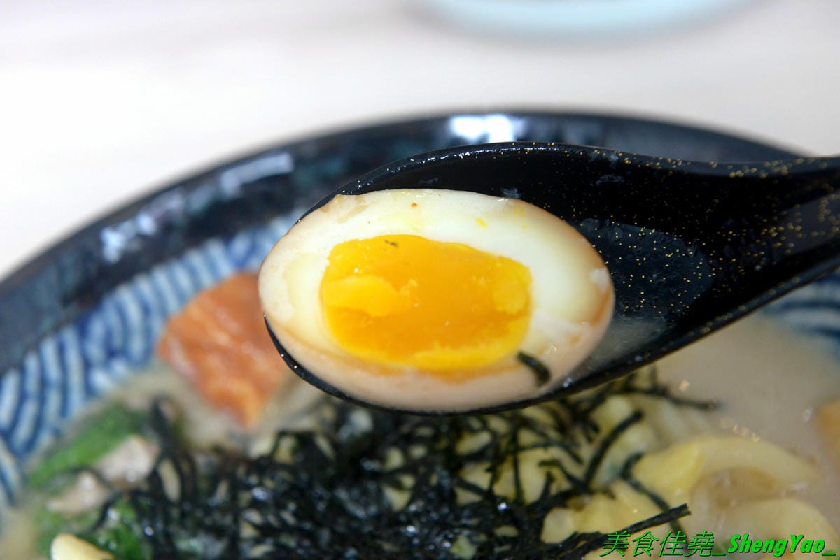 [台中沙鹿]職人雙響丼 – 來自新竹的人氣丼飯連鎖專賣店,超過20種丼飯全都只要百元出頭,加飯免費,內用汽水熱湯無限供應,大推雙倍月見牛丼,滿滿的肉肉加上雙蛋黃,都看不到白飯了。